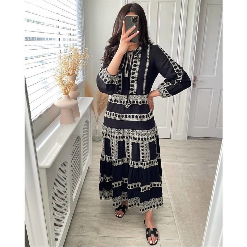 ZARA NWT BLOGGERS FAV EMBROIDERED MIDI DRESS ❤️